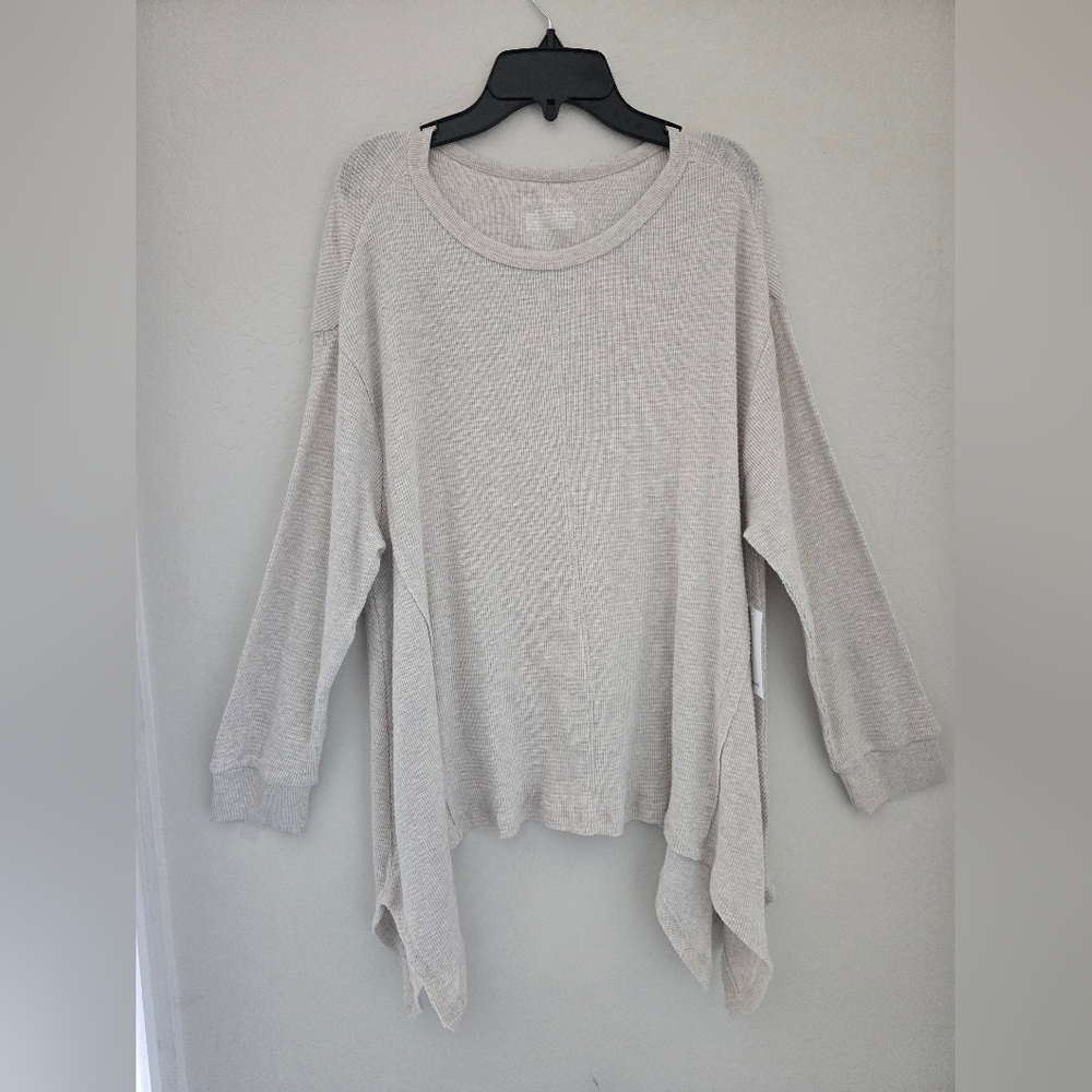 Westbound Woman's Cream White Waffle Knit Asymmetrical Hem Long Sleeve Top.